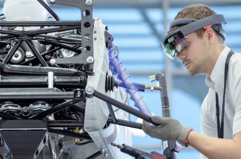 Figure 3 – A GE Aviation mechanic in the field using AR glasses. Eckert, Spiess, 2022.